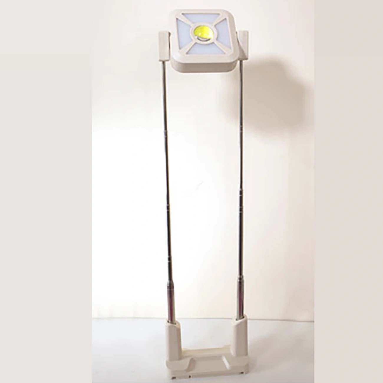 چراغ کمپینگ پایه‌دار شارژی خورشیدی با نور چند رنگ ch-23060-b